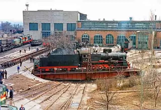 Паровоз 0-5-0 Эр774-68 в локомотивном депо Пологи. Фото 1994 г..